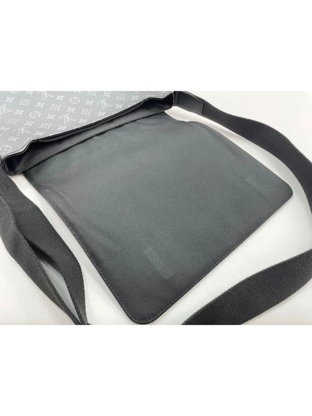 Louis Vuitton Shoulder Bag District